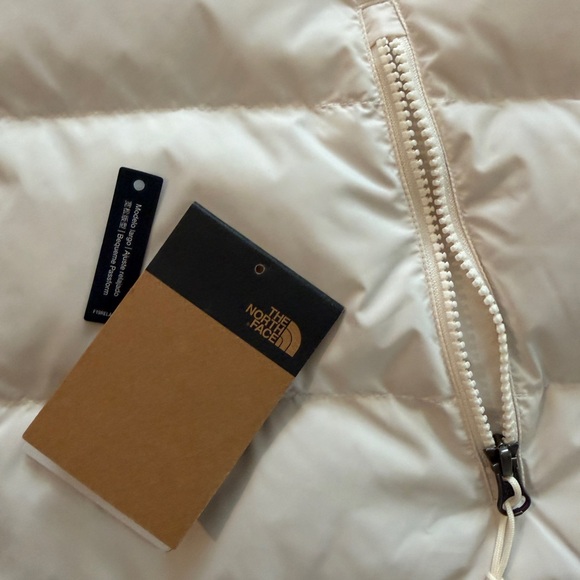 The North Face White Puffer Vest - With Flaw Mark - Picture 3 of 6